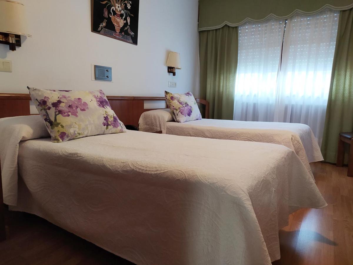 א-קורוניה Hostal Palas מראה חיצוני תמונה