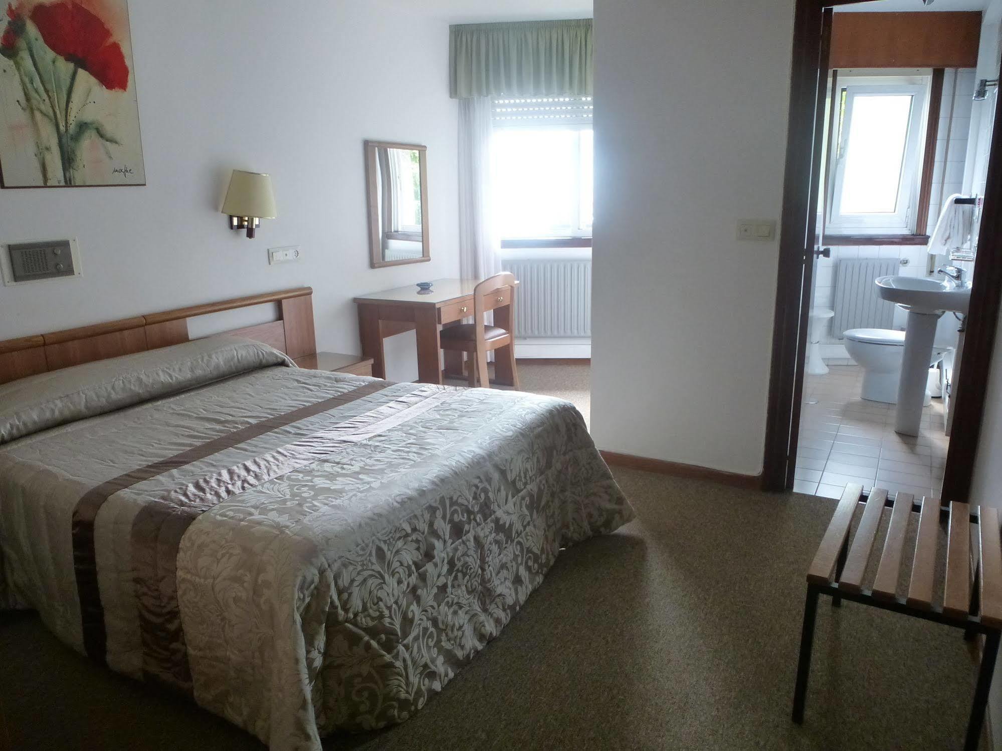 א-קורוניה Hostal Palas מראה חיצוני תמונה